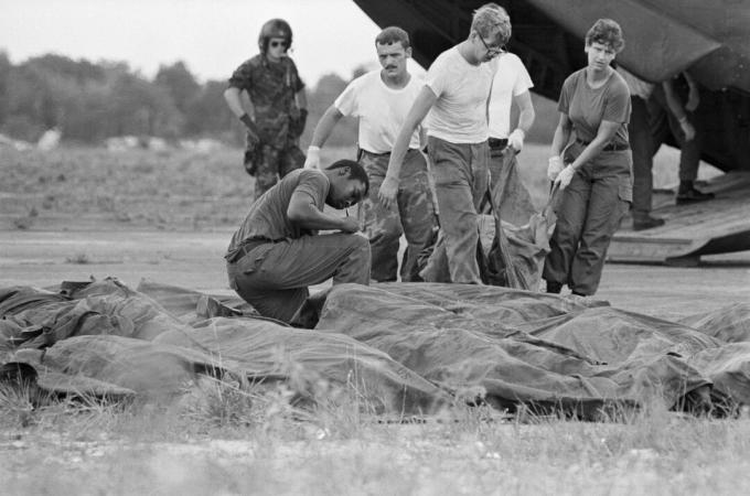 Jonestowni enesetapu kehasid eemaldavad inimesed
