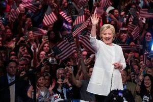 Hillary Clinton lainetab rahvahulga ees, kes lehvitab USA lippe