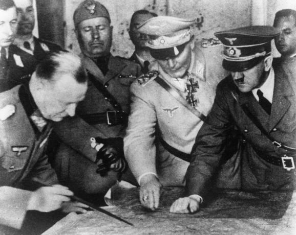 Adolf Hitler (1889 - 1945), Hermann Goering (1893 - 1946) ja teised kavandavad sõjaväe strateegiat Saksa armee peakorteris. Taustal on Itaalia diktaator Benito Mussolini, umbes 1940. a.