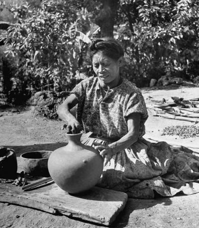 Maiade naine, kes valmistas keraamikat, 1947