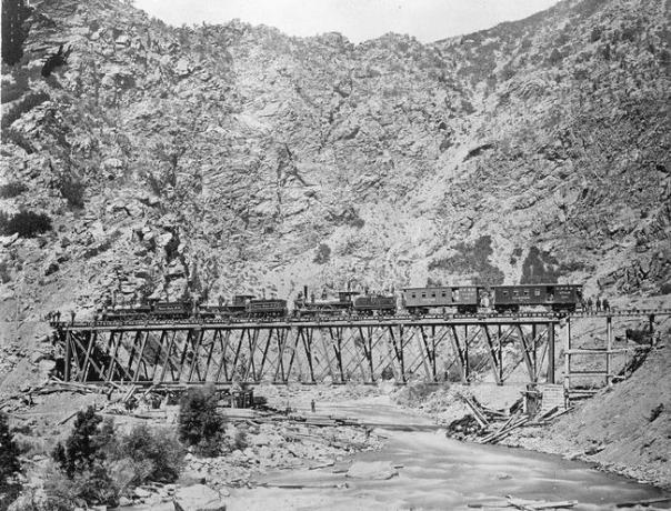 Vaade Transcontinental Railroadi Union Pacific osa ehitamisele üle Devil's Gate Bridge'i, Utah, 1869.