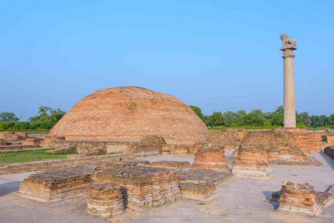 Ananda Stupa ja Asokani sammas Kutagarasala Viharas, Vaishalis, Biharis, Indias