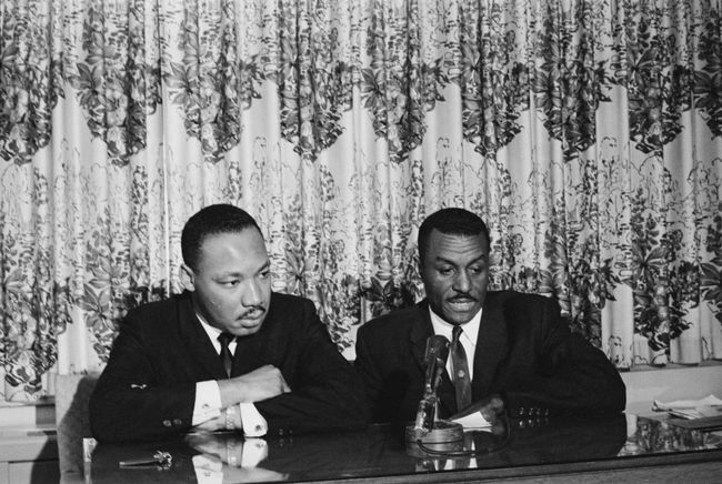 Kodanikuõiguste aktivistid Martin Luther King Jr ja Fred Shuttlesworth korraldavad pressikonverentsi Birminghami kampaania alguses, 1963. aasta mais.