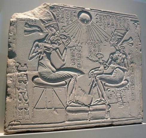 Maja altar, millel on paekivis Akhenaten, Nefertiti ja nende tütred. Amarna periood.