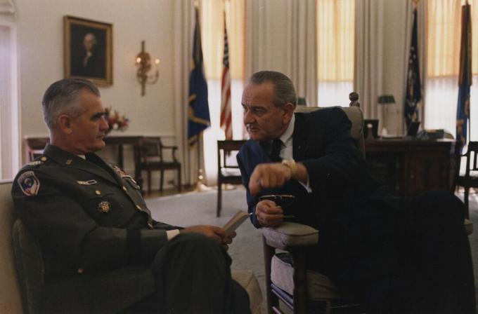 Kindral William Westmoreland, USA armee vormiriietuses ja istudes, räägib president Lyndon B-ga. Johnson ovaalses kabinetis.