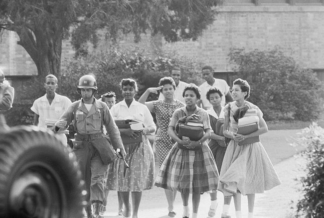 Little Rocki üheksa mustanahalist õpilast lahkuvad Little Rocki Arkansase keskkoolist pärast järjekordse koolipäeva lõppu.