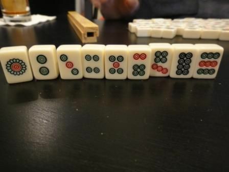 Kiviülikond tavalisest Mahjong-plaatide komplektist püsti laua peal.