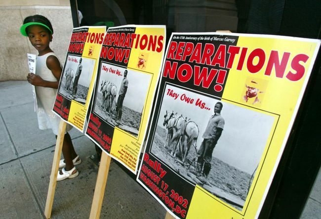 Orjuse reparatsioonid protesteerivad New Yorgi elukindlustusseltsi kontorite ees. Meeleavaldajad väidavad, et ettevõte sai kasu orjatööst ja soovib tasusid Atlandi-ülese orjakaubanduse ohvrite järeltulijatele.