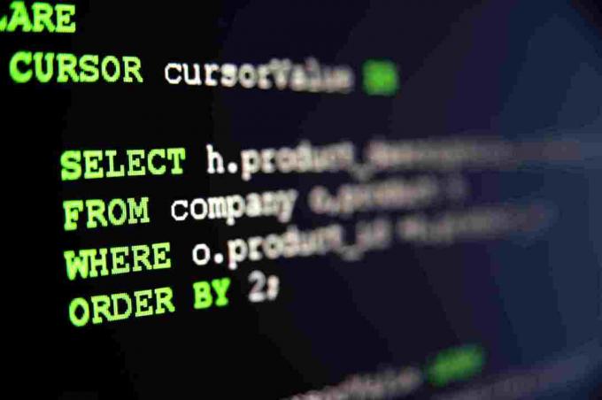 SQL-kood mustal taustal.