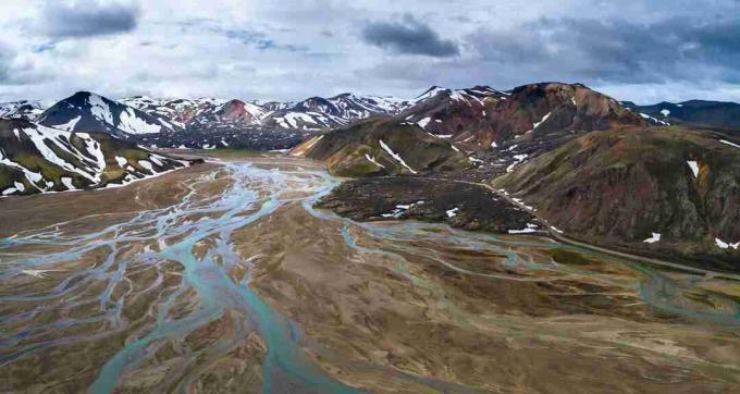 Islandi Landmannalaugar tutvustab paljusid rioliidi värve.