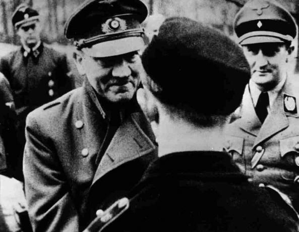 Oma viimasel ametlikul fotol jätab Adolf Hitler oma punkri ohutuse, et autasustada Hitler Noorte liikmeid.