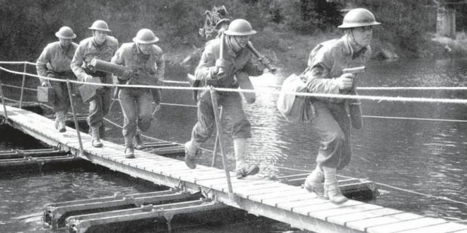 Ameerika sõdurid, kes ületavad väikese pontoonsilla.