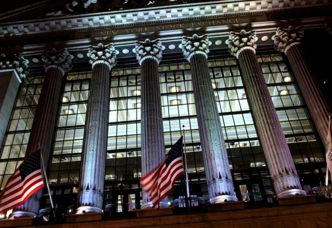 Öine vaade New Yorgi börsi (NYSE) klaasist kardinaga seinafassaadile, kujundanud George B. Postita