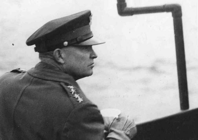 Liitlasvägede ülemjuhataja kindral Dwight D Eisenhower (1890 - 1969) Liitlaste maandumisoperatsioonid Laeva väina sõjalaeva tekilt Teise maailmasõja ajal, juuni 1944. Eisenhower valiti hiljem Ameerika Ühendriikide 34. presidendiks