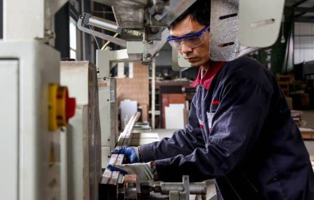 Hiina idaosas Shandongi provintsis Zoupingi tehases alumiiniumtoodetega tegelev töötaja