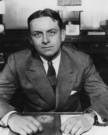 FBI agent Eliot Ness istub laua taga, c. 1930.