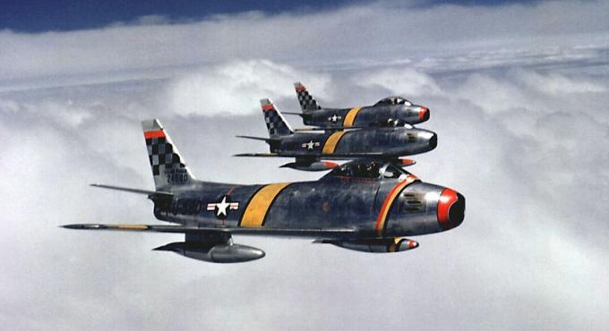 Kolm hävitajat F-86 Sabre.