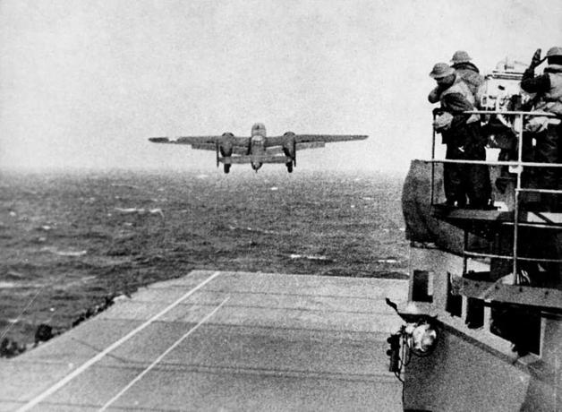 B-25 Mitchelli pommitaja õhuvõtuplaadi tagantvaade.