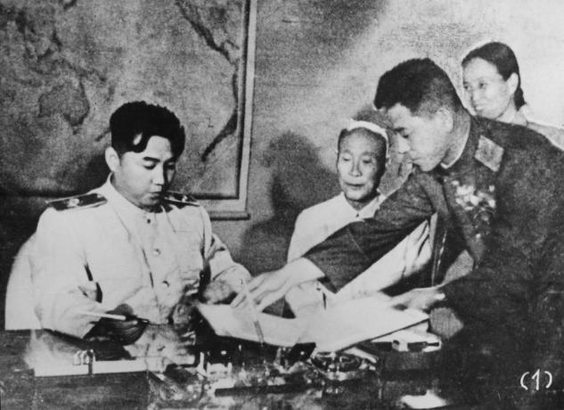 Põhja-Korea liider Kim Il-Sung allkirjastab Korea vaherahulepingu Põhja-Koreas Pyongyangis 1953. aastal