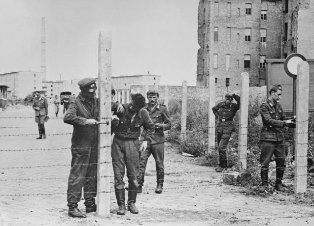 Sõdurid püstitasid okastraataiad Berliini müüri ettevalmistamiseks, 14. august 1961.