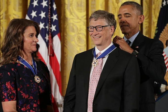 USA president Barack Obama (R) annab presidendi vabadusmedali üle Microsofti asutajale Bill Gatesile (C) ja tema naisele Melinda Gatesile (L)