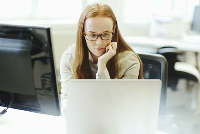 naissoost veebiarendaja, kes töötab arvutis