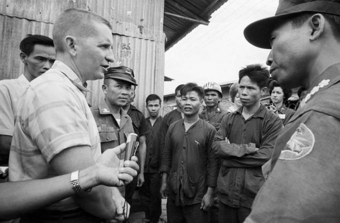 Ross Perot külastavad Põhja-Vietnami sõjavange