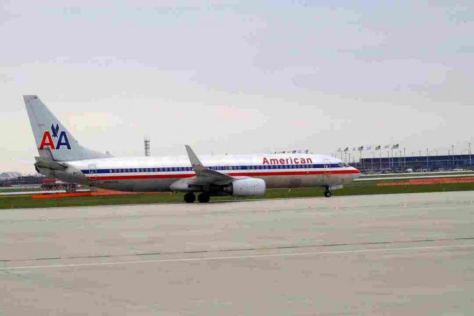 Avión de American Airlinesi lennuettevõtja colocándose en pista.