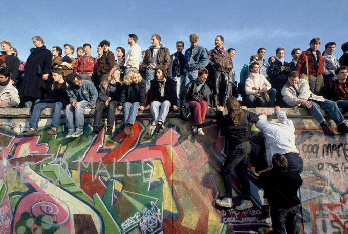 Inimesed ronivad Berliini müürile 10. novembril 1989 pidulikult.