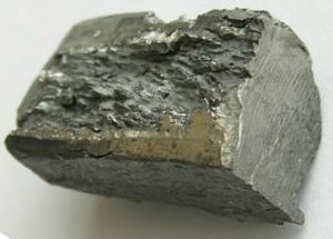 See on foto terbiumist, mis on üks haruldaste muldmetallide elemente. Terbium on pehme hõbevalge metall.