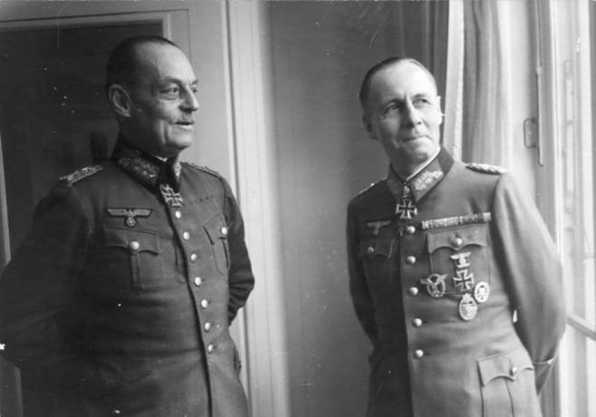 Gerd von Rundstedt ja Erwin Rommel akna lähedal seisvates Saksa sõjaväe vormiriietuses.