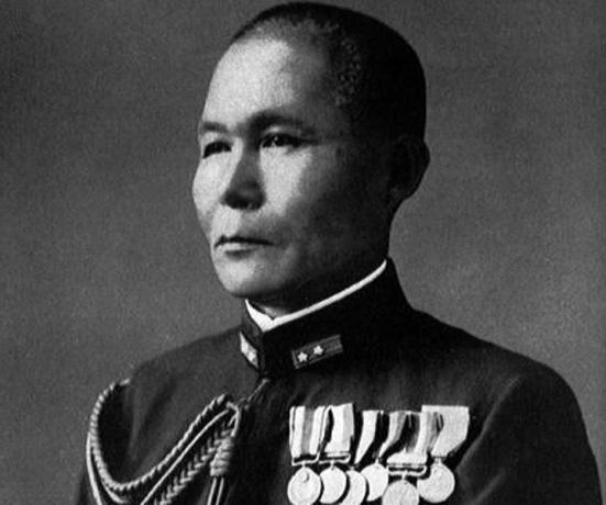 Aseadmiral Jisaburo Ozawa, vaadates vasakule oma mereväe vormiriietuses.