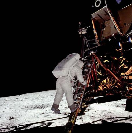 Buzz Aldrin Kuule astudes