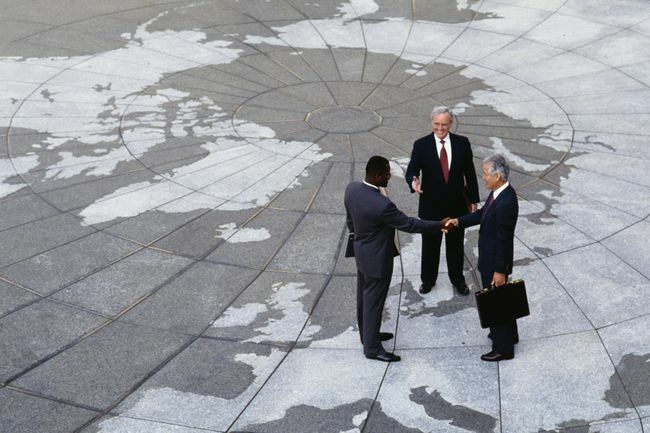  Majanduslik regionalism: ärimehed suruvad kätt maakera kaardil.