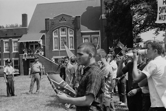 Alabamas Birminghamis Woodlawni keskkoolis asuv rahvahulk õpilasi, kes lehvisid Konföderatsiooni lippu vastuseisuks Birminghami kampaania algusele, mais 1963