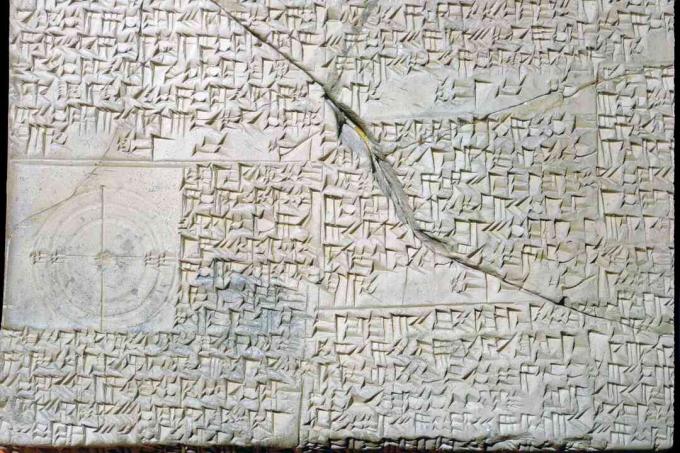 Cuneiform Babüloonia savitablett koos geomeetriliste probleemidega.