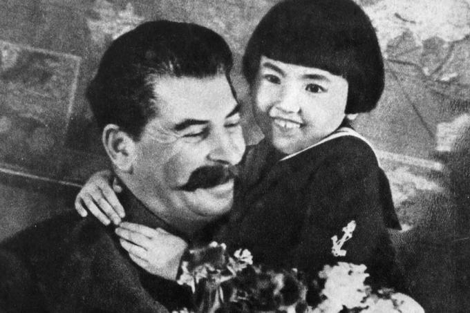 Joseph Stalin lapsega, kes saadeti hiljem töölaagrisse