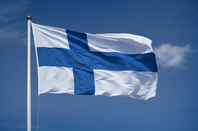 Heisatud Soome lipp sinise taeva taustaga