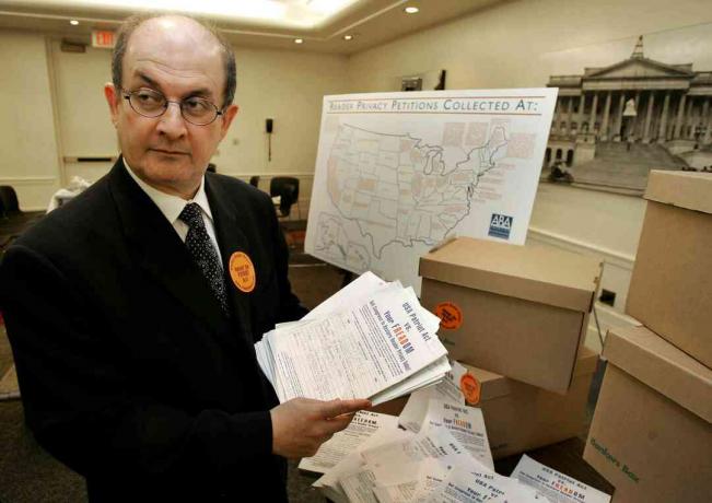 Autor Salman Rushdie esitab patrioodiseaduse petitsioonid