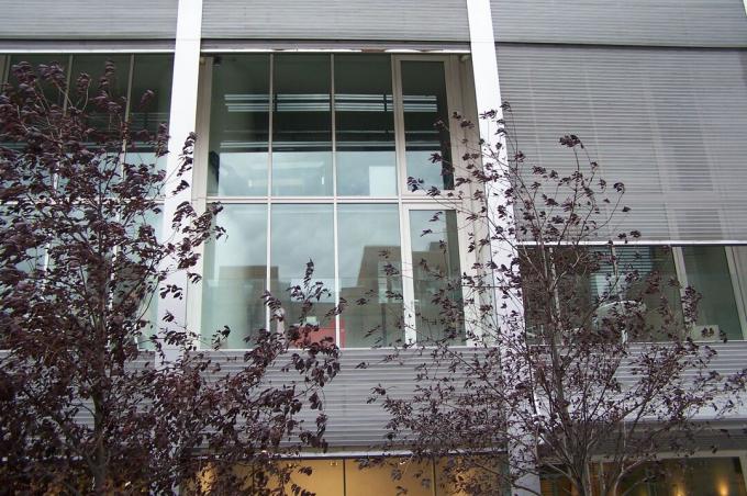 kolmest kahekorruselisest sissetõmmatavast klaasist ja metallist aknaluugist esiseinaga lähivaade