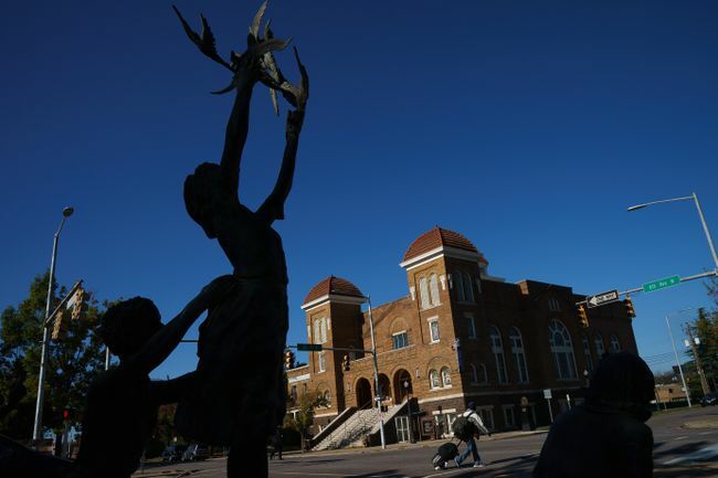 Vaade " Nelja vaimu" kujule ja 16. tänava baptisti kirikule Birminghamis, Alabamas.