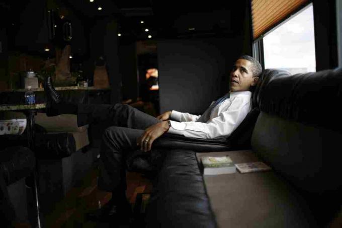 Barak Obama lõõgastub oma 2008. aasta kampaaniaturnee bussis