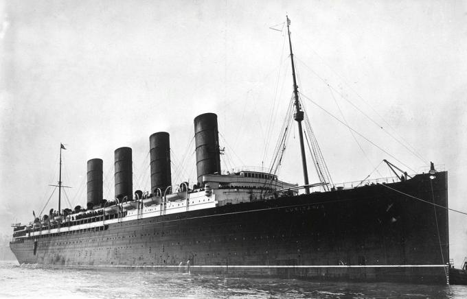 Vooderdise RMS Lusitania külgvaade.