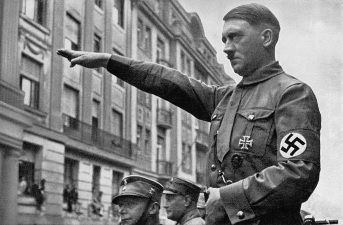 Adolf Hitler andis Saksa sõduritele natsis soluudi.