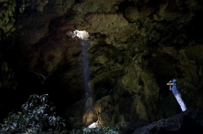 Turist teeb pilte Mehhiko Yucatani poolsaarel Yucatani osariigis Oxkintokis asuva Calcehtoki koopa sissepääsu juures.