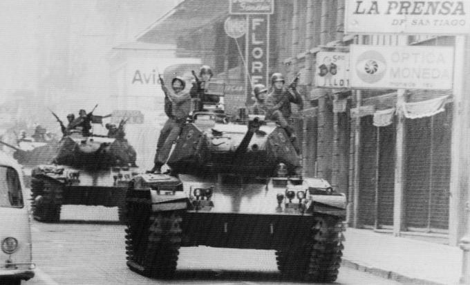 Sõdurid sõidavad Tšiilis Santiago tänavatel tankide peal, kuna armeekindral Augusto Pinochet on ametisse vannutatud.