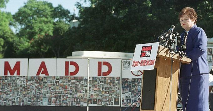 Emad joobes juhtimise vastu (MADD) Riiklik president Millie Webb räägib 20. aastapäeva meeleavaldusel väljaspool USA Kapitooliumi, 6. septembril 2000 Washingtonis.