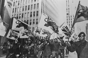 Vaba Huey protesti ajal lippudega marssivad mustanahalised.
