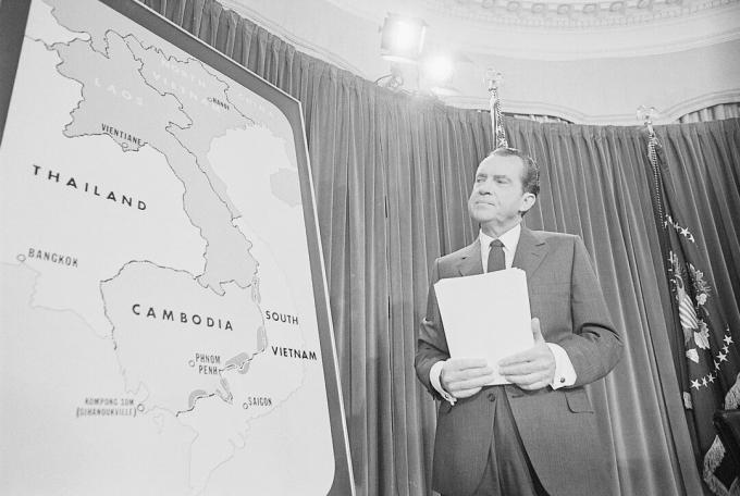 President Nixon seisab Kambodža kaardil