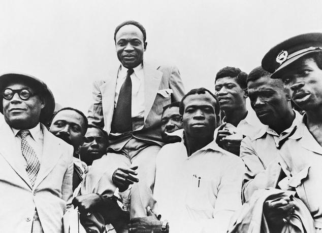 Must-valge foto sellest, kuidas Kwame Nkrumah kandis meeste õlgadel Ghana iseseisvumise ajal.